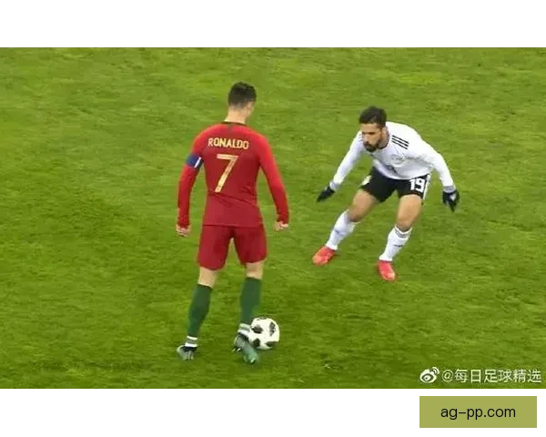比赛中卡尔踩单车把球踩出界 对手竟竖起大拇指致敬这一神奇瞬间